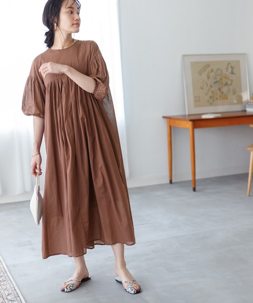 ADAM ET ROPE'（アダムエロペ）の「コットンボイルギャザーワンピース（ワンピース・レディース・ダークブラウン/パープル・FREE）」の9枚目の写真
