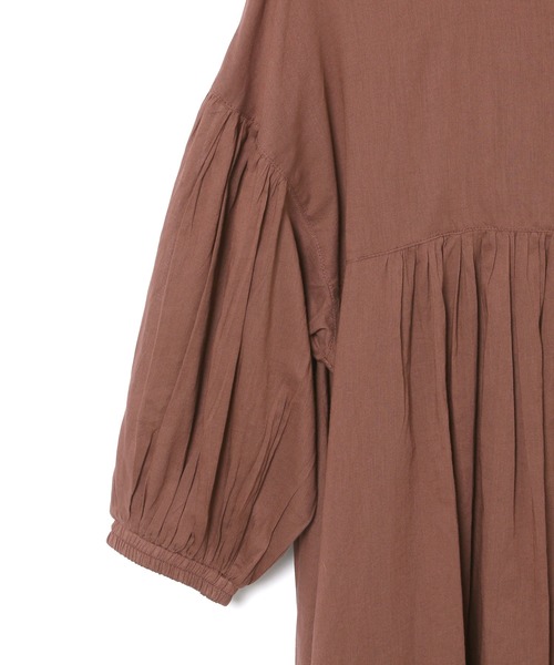 ADAM ET ROPE'（アダムエロペ）の「コットンボイルギャザーワンピース（ワンピース・レディース・ダークブラウン/パープル・FREE）」の14枚目の写真