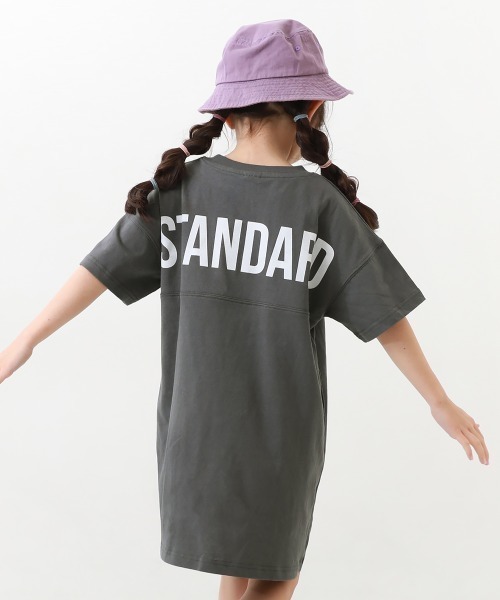 devirock（デビロック）の「バックロゴプリント 半袖ワンピース（ワンピース・キッズ・パープル系その他/グレイッシュブルー/ブルーグレー/グリーン系その他/ラベンダー/ブラック/ブルー系その他/グレー系その他/チャコール/スモークピンク・130cm/140cm/110cm/120cm/100cm/150cm/160cm）」の4枚目の写真