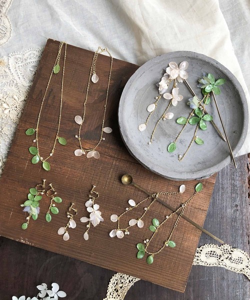 m.soeur（エムスール）の「アジサイとクララのイヤリング＊（イヤリング・レディース・ホワイト/グリーン/ブルー/ライトグリーン・FREE）」の5枚目の写真