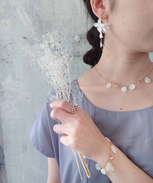 m.soeur（エムスール）の「アジサイとクララのイヤリング＊（イヤリング・レディース・ホワイト/グリーン/ブルー/ライトグリーン・FREE）」の17枚目の写真