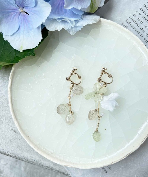 m.soeur（エムスール）の「アジサイとクララのイヤリング