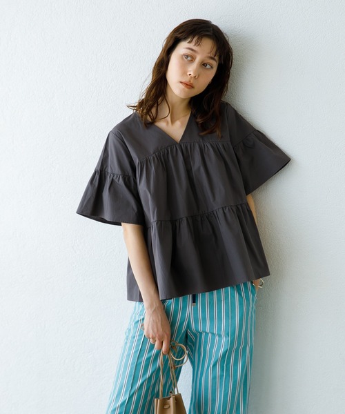 koe（コエ）の「ティアード半袖ブラウス＊（シャツ/ブラウス・レディース・チャコールグレー/レッド/ブルー・FREE）」の2枚目の写真