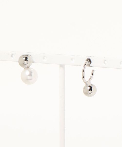 AMERICAN HOLIC(アメリカンホリック)の「メタルボール&パールアシメピアス *(ピアス(両耳用)・レディース・シルバー/ゴールド・FREE)」の1枚目の写真