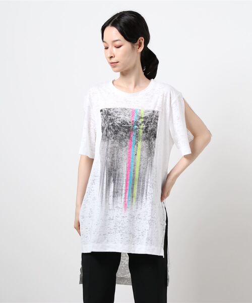 SISLEY（シスレー）の「ボーイフィットプリントアシンメトリー半袖Tシャツ・カットソー（Tシャツ/カットソー・レディース・ホワイト/ホワイト系その他・SMALL/MEDIUM/X-SMALL）」の2枚目の写真