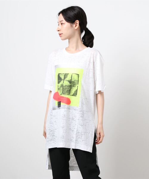 SISLEY（シスレー）の「ボーイフィットプリントアシンメトリー半袖Tシャツ・カットソー（Tシャツ/カットソー・レディース・ホワイト/ホワイト系その他・SMALL/MEDIUM/X-SMALL）」の1枚目の写真