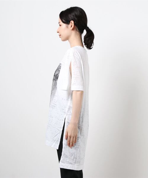 SISLEY（シスレー）の「ボーイフィットプリントアシンメトリー半袖Tシャツ・カットソー（Tシャツ/カットソー・レディース・ホワイト/ホワイト系その他・SMALL/MEDIUM/X-SMALL）」の3枚目の写真
