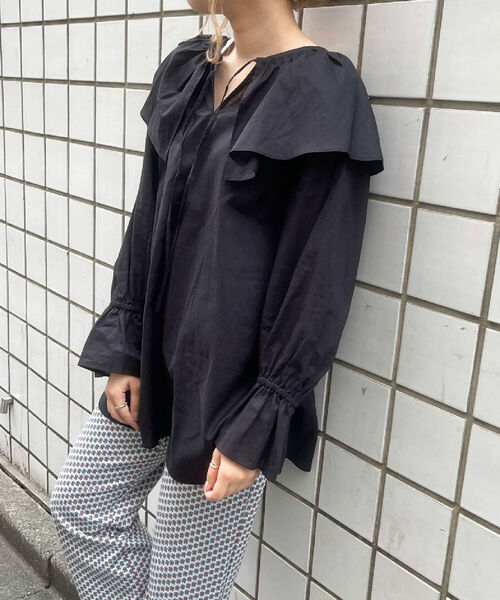 fredy emue（フレディエミュ）の「ケープフリル衿ブラウス（シャツ/ブラウス・レディース・ブラック/レッド/オフホワイト・38）」の2枚目の写真