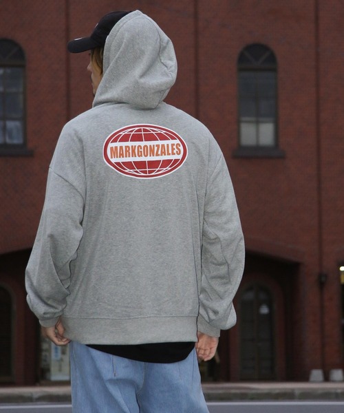Mark Gonzales(マーク・ゴンザレス)の「【別注】【Mark Gonzales】カレッジロゴプルオーバーパーカー(パーカー・レディース・ブラック/ブルーグレー/ネイビー系/ホワイト/ネイビー/杢グレー・MEDIUM/X-LARGE/LARGE)」の4枚目の写真