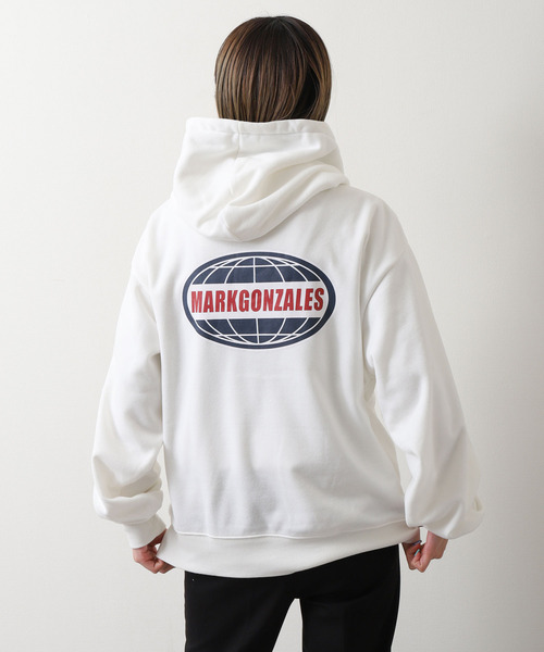 Mark Gonzales(マーク・ゴンザレス)の「【別注】【Mark Gonzales】カレッジロゴプルオーバーパーカー(パーカー・レディース・ブラック/ブルーグレー/ネイビー系/ホワイト/ネイビー/杢グレー・MEDIUM/X-LARGE/LARGE)」の1枚目の写真