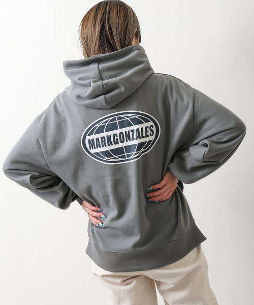 Mark Gonzales(マーク・ゴンザレス)の「【別注】【Mark Gonzales】カレッジロゴプルオーバーパーカー(パーカー・レディース・ブラック/ブルーグレー/ネイビー系/ホワイト/ネイビー/杢グレー・MEDIUM/X-LARGE/LARGE)」の3枚目の写真