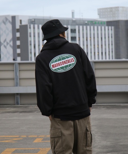 Mark Gonzales(マーク・ゴンザレス)の「【別注】【Mark Gonzales】カレッジロゴプルオーバーパーカー(パーカー・レディース・ブラック/ブルーグレー/ネイビー系/ホワイト/ネイビー/杢グレー・MEDIUM/X-LARGE/LARGE)」の21枚目の写真