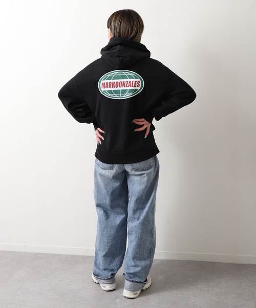 Mark Gonzales(マーク・ゴンザレス)の「【別注】【Mark Gonzales】カレッジロゴプルオーバーパーカー(パーカー・レディース・ブラック/ブルーグレー/ネイビー系/ホワイト/ネイビー/杢グレー・MEDIUM/X-LARGE/LARGE)」の22枚目の写真