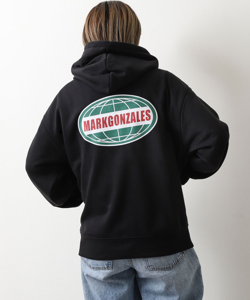 Mark Gonzales(マーク・ゴンザレス)の「【別注】【Mark Gonzales】カレッジロゴプルオーバーパーカー(パーカー・レディース・ブラック/ブルーグレー/ネイビー系/ホワイト/ネイビー/杢グレー・MEDIUM/X-LARGE/LARGE)」の9枚目の写真