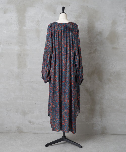 BEARDSLEY（ビアズリー）の「袖のギャザーもアクセントに《FRIPIER》プリントマキシワンピース（ワンピース・レディース・グリーン・FREE）」の4枚目の写真