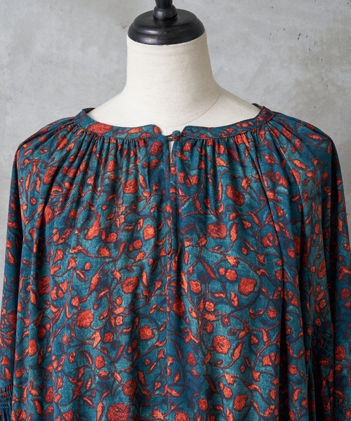 BEARDSLEY（ビアズリー）の「袖のギャザーもアクセントに《FRIPIER》プリントマキシワンピース（ワンピース・レディース・グリーン・FREE）」の2枚目の写真