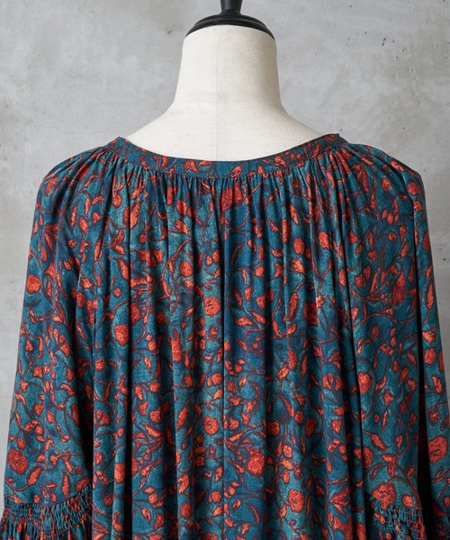 BEARDSLEY（ビアズリー）の「袖のギャザーもアクセントに《FRIPIER》プリントマキシワンピース（ワンピース・レディース・グリーン・FREE）」の5枚目の写真