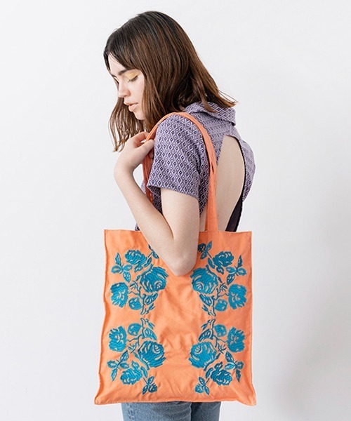 Casselini（キャセリーニ）の「Casselini(キャセリーニ)エンブロイダリートート（トートバッグ・レディース・グリーン/オレンジ/アイボリー・FREE）」の3枚目の写真