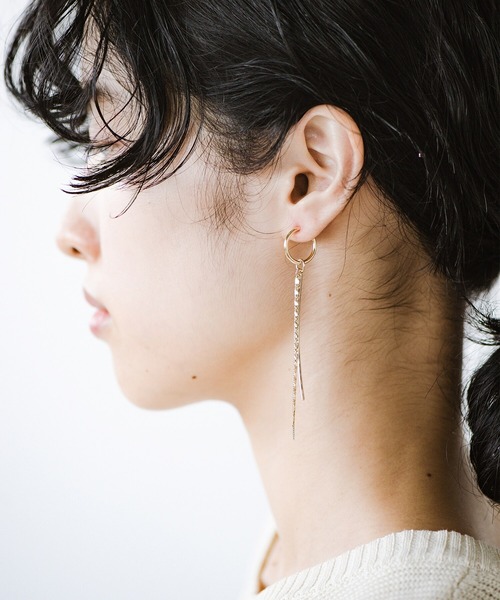 haco!（ハコ）の「揺れるイヤアクセはモテるらしい！？いつものカジュアルコーデに合わせるだけでパッと華やぐミックスチェーンのピアス＆イヤリング ＜1:ピアス　2:イヤリング＞（ピアス（両耳用）・レディース・ゴールド・1/2）」の4枚目の写真