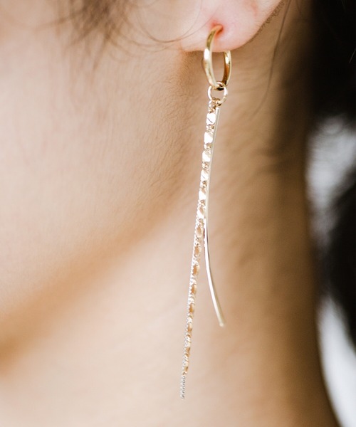 haco!（ハコ）の「揺れるイヤアクセはモテるらしい！？いつものカジュアルコーデに合わせるだけでパッと華やぐミックスチェーンのピアス＆イヤリング ＜1:ピアス　2:イヤリング＞（ピアス（両耳用）・レディース・ゴールド・1/2）」の3枚目の写真