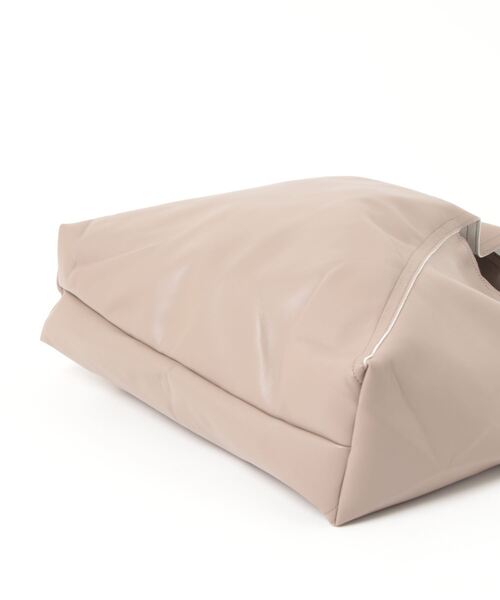 IAMUSE（アイアミューズ）の「PUレザートライアングルバッグ R0364【IAMUSE】（トートバッグ・レディース・アイボリー/グレイッシュベージュ/ラベンダー/ダークネイビー・FREE）」の15枚目の写真