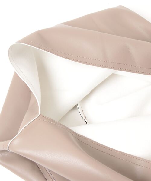 IAMUSE（アイアミューズ）の「PUレザートライアングルバッグ R0364【IAMUSE】（トートバッグ・レディース・アイボリー/グレイッシュベージュ/ラベンダー/ダークネイビー・FREE）」の12枚目の写真