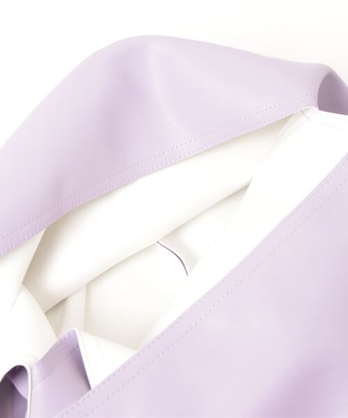 IAMUSE（アイアミューズ）の「PUレザートライアングルバッグ R0364【IAMUSE】（トートバッグ・レディース・アイボリー/グレイッシュベージュ/ラベンダー/ダークネイビー・FREE）」の14枚目の写真