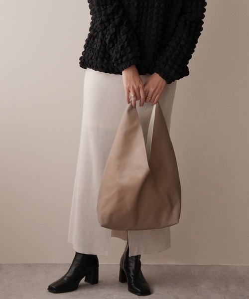 IAMUSE（アイアミューズ）の「PUレザートライアングルバッグ R0364【IAMUSE】（トートバッグ・レディース・アイボリー/グレイッシュベージュ/ラベンダー/ダークネイビー・FREE）」の3枚目の写真