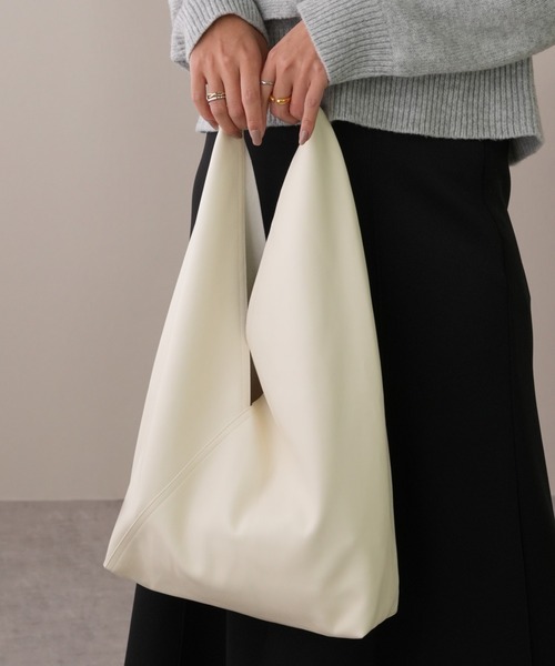 IAMUSE（アイアミューズ）の「PUレザートライアングルバッグ R0364【IAMUSE】（トートバッグ・レディース・アイボリー/グレイッシュベージュ/ラベンダー/ダークネイビー・FREE）」の2枚目の写真