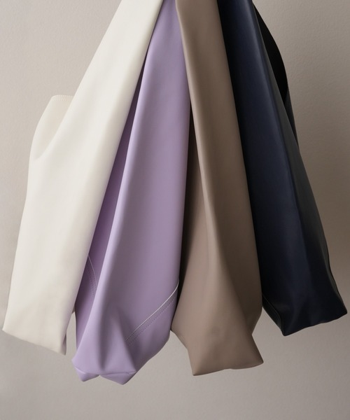 IAMUSE（アイアミューズ）の「PUレザートライアングルバッグ R0364【IAMUSE】（トートバッグ・レディース・アイボリー/グレイッシュベージュ/ラベンダー/ダークネイビー・FREE）」の6枚目の写真