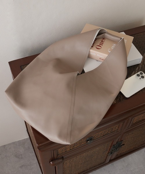 IAMUSE（アイアミューズ）の「PUレザートライアングルバッグ R0364【IAMUSE】（トートバッグ・レディース・アイボリー/グレイッシュベージュ/ラベンダー/ダークネイビー・FREE）」の18枚目の写真