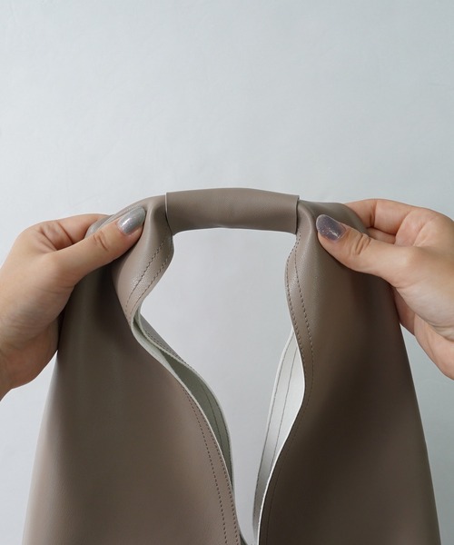 IAMUSE（アイアミューズ）の「PUレザートライアングルバッグ R0364【IAMUSE】（トートバッグ・レディース・アイボリー/グレイッシュベージュ/ラベンダー/ダークネイビー・FREE）」の7枚目の写真