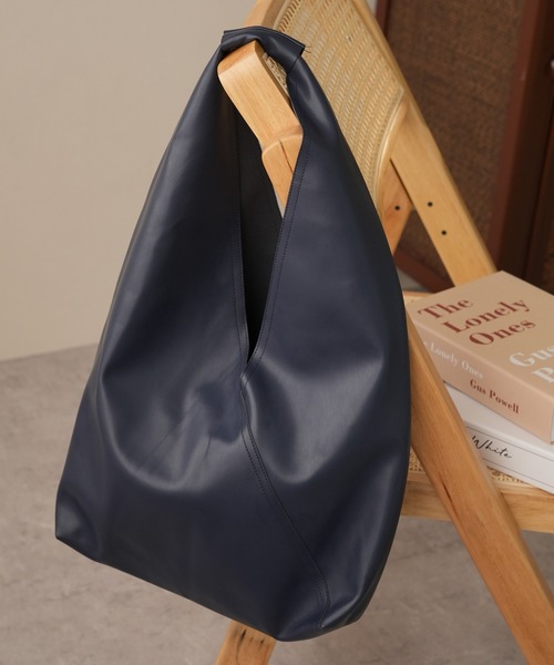 IAMUSE（アイアミューズ）の「PUレザートライアングルバッグ R0364【IAMUSE】（トートバッグ・レディース・アイボリー/グレイッシュベージュ/ラベンダー/ダークネイビー・FREE）」の19枚目の写真