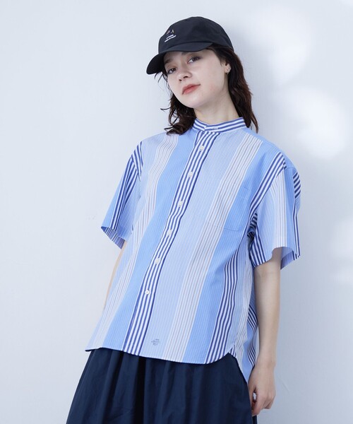 J.PRESS YORK STREET（ジェイプレスヨークストリート）の「【UNISEX】マルチストライプバンドカラー シャツ（シャツ/ブラウス・メンズ・サックスブルー系7/レッド系7/ブルー系7・MEDIUM/LARGE/SMALL）」の2枚目の写真