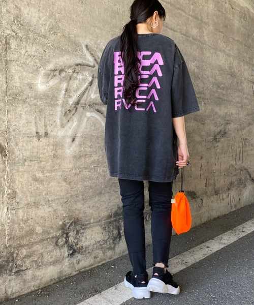 RVCA（ルーカ）の「[RVCA/ルーカ] DEGEN ブランドロゴ バックプリントTシャツ（Tシャツ/カットソー・レディース・ホワイト/ダークグレー・M/L/XL）」の3枚目の写真
