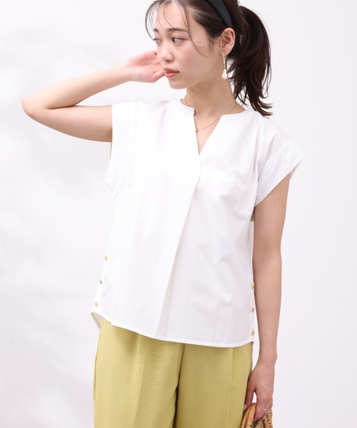 Chez toi(シェトワ)の「サイドボタンフレンチスリーブシャツ(シャツ/ブラウス・レディース・オフホワイト/ピンク/アイボリー/ブラック・FREE)」の2枚目の写真