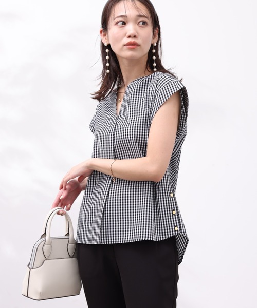 Chez toi(シェトワ)の「サイドボタンフレンチスリーブシャツ(シャツ/ブラウス・レディース・オフホワイト/ピンク/アイボリー/ブラック・FREE)」の4枚目の写真