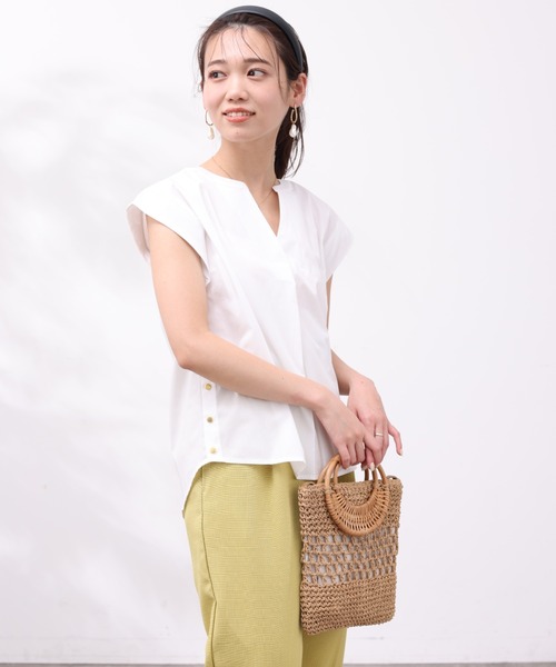 Chez toi(シェトワ)の「サイドボタンフレンチスリーブシャツ(シャツ/ブラウス・レディース・オフホワイト/ピンク/アイボリー/ブラック・FREE)」の5枚目の写真