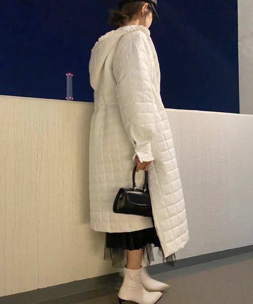 Olu.（オルドット）の「キルティングスリットロングダウン（ダウンジャケット/コート・レディース・ホワイト・FREE）」の3枚目の写真