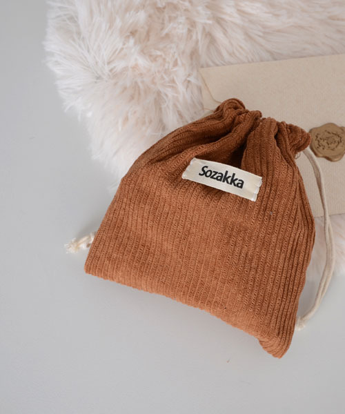 Mayree（メイリー）の「【float】コーデュロイ ワンポイントロゴ 巾着ポーチ【11色展開】（ポーチ・レディース・マスタード/ベージュ/ブラウン/ライトグリーン/ピンク/ブラック/ライトブルー/ダークグリーン/グレー/オフホワイト/パープル・FREE）」の5枚目の写真