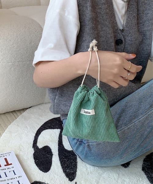 Mayree（メイリー）の「【float】コーデュロイ ワンポイントロゴ 巾着ポーチ【11色展開】（ポーチ・レディース・マスタード/ベージュ/ブラウン/ライトグリーン/ピンク/ブラック/ライトブルー/ダークグリーン/グレー/オフホワイト/パープル・FREE）」の7枚目の写真