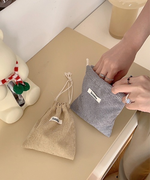 Mayree（メイリー）の「【float】コーデュロイ ワンポイントロゴ 巾着ポーチ【11色展開】（ポーチ・レディース・マスタード/ベージュ/ブラウン/ライトグリーン/ピンク/ブラック/ライトブルー/ダークグリーン/グレー/オフホワイト/パープル・FREE）」の14枚目の写真