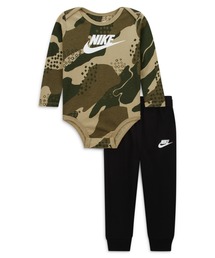 NIKE（ナイキ）の「ナイキ スポーツウェア クラブ カモ ボディスーツ アンド パンツ セットアップ ベビー ツーピース セットアップ / Nike Sportswear Club Camo Bodysuit and Pants SetBaby 2-Piece Set＜80-90cm 展開＞（スポーツグッズ・キッズ）」