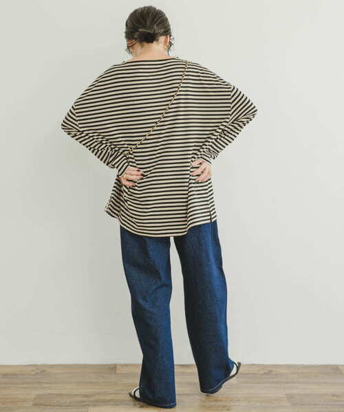 ITEMS URBANRESEARCH（アイテムズ アーバンリサーチ）の「ボートネックルーズカットソー（Tシャツ/カットソー・レディース・ベージュ系その他/チャコールグレー/オフホワイト・FREE）」の8枚目の写真