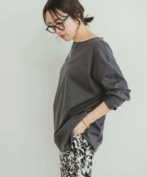 ITEMS URBANRESEARCH（アイテムズ アーバンリサーチ）の「ボートネックルーズカットソー（Tシャツ/カットソー・レディース・ベージュ系その他/チャコールグレー/オフホワイト・FREE）」の21枚目の写真