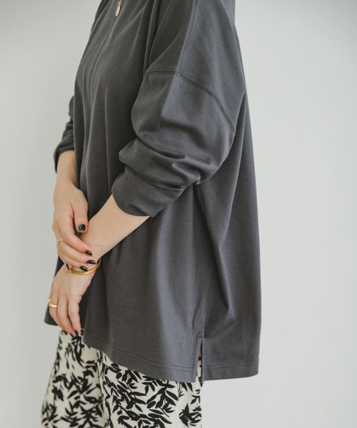 ITEMS URBANRESEARCH（アイテムズ アーバンリサーチ）の「ボートネックルーズカットソー（Tシャツ/カットソー・レディース・ベージュ系その他/チャコールグレー/オフホワイト・FREE）」の22枚目の写真