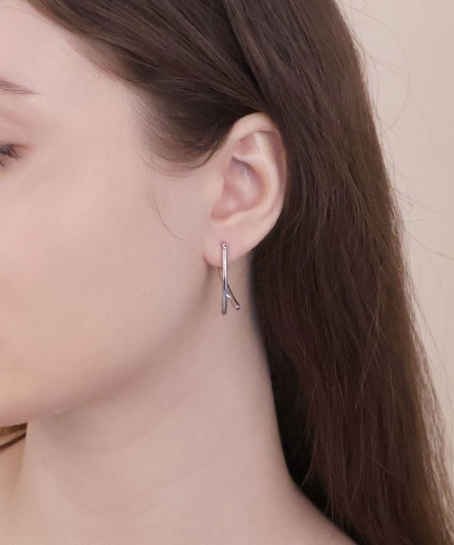 CEMONEMO（セモネモ）の「【金属アレルギー対応】 カーブ クロス ピアス / silver925ポスト（ピアス（両耳用）・レディース・シルバー/ゴールド・FREE）」の2枚目の写真