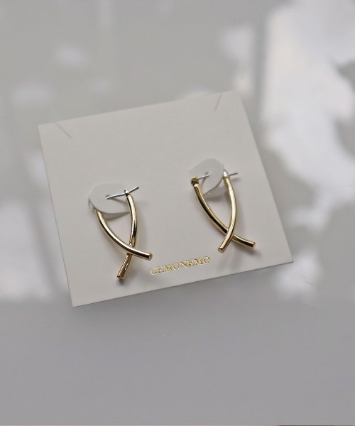 CEMONEMO（セモネモ）の「【金属アレルギー対応】 カーブ クロス ピアス / silver925ポスト（ピアス（両耳用）・レディース・シルバー/ゴールド・FREE）」の3枚目の写真