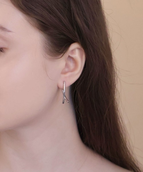 CEMONEMO（セモネモ）の「【金属アレルギー対応】 カーブ クロス ピアス / silver925ポスト（ピアス（両耳用）・レディース・シルバー/ゴールド・FREE）」の6枚目の写真
