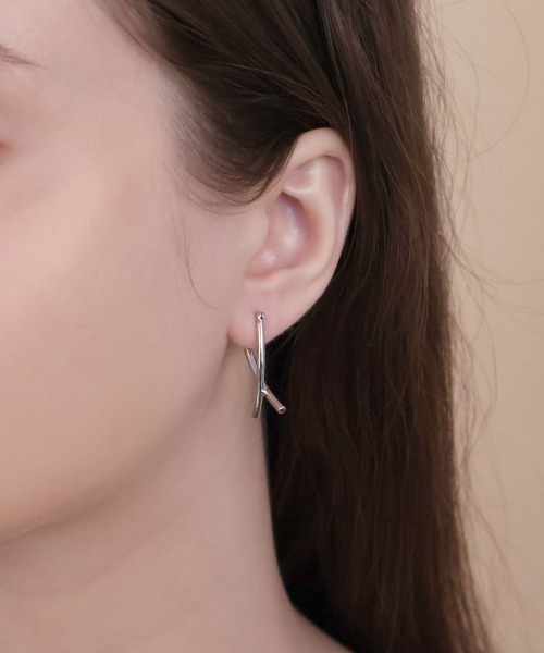 CEMONEMO（セモネモ）の「【金属アレルギー対応】 カーブ クロス ピアス / silver925ポスト（ピアス（両耳用）・レディース・シルバー/ゴールド・FREE）」の7枚目の写真